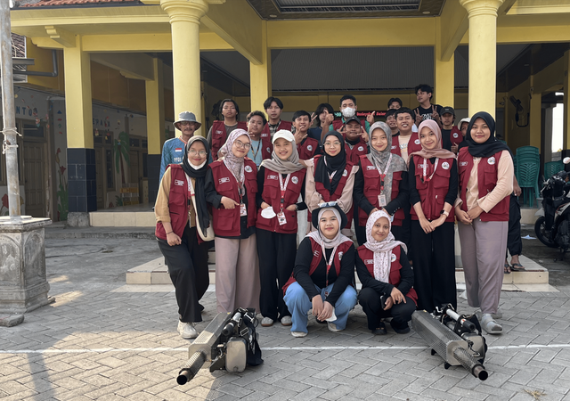 Foto Bersama sebelum Fogging Warga Desa Dibee, Perangkat Desa, dan mahasiswa KKN 67 UINSA 2026 (Sumber: Foto diambil oleh mahasiswa KKN 67)