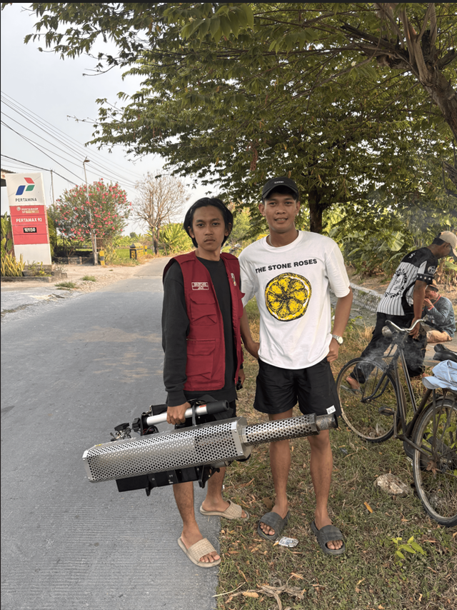 Foto Warga Desa Dibee dan mahasiswa KKN 67 UINSA 2026 melaksanakan Fogging (Sumber: Foto diambil oleh mahasiswa KKN 67)