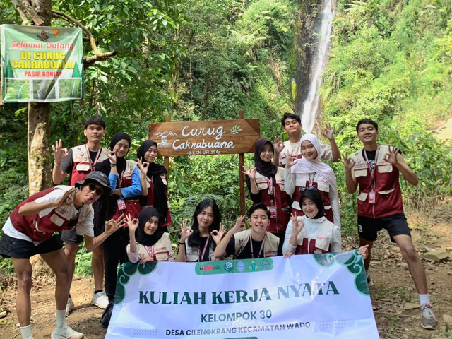 Pemasangan Spot Foto di Curug Cakrabuana (Sumber: Tim Dokumentasi, 2026)
