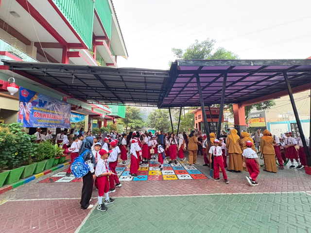 Suasana hari pertama Masa Pengenalan Lingkungan Sekolah (MPLS) di SDN Warakas 01, Tanjung Priok, Jakarta Utara, Senin (13/7) Dok. Kevin Daniel