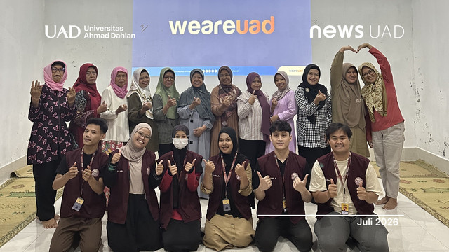 Mahasiswa KKN Universitas Ahmad Dahlan (UAD) dorong digitalisasi UMKM Prenggan Yogyakarta (Foto. KKN UAD)