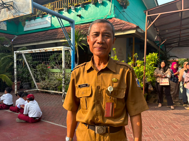 Kepala Sekolah SDN Pondok Kopi 08 Pagi, Pujiyanto (58) di hari pertama sekolah pada Senin (13/7). Foto: Pradya Tirta/kumparan