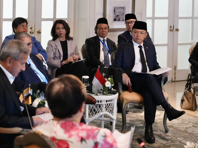 Pada pertemuan tersebut, Menlu Sugiono turut didampingi oleh (ki-ka) Dirjen Kerja sama ASEAN, Kepala Biro Dukungan Strategis Pimpinan, Staf Khusus Menteri Luar Negeri untuk Penguatan Kebijakan Isu Khusus, Dirjen Asia Pasifik dan Afrika. Foto: Dok. Kemlu