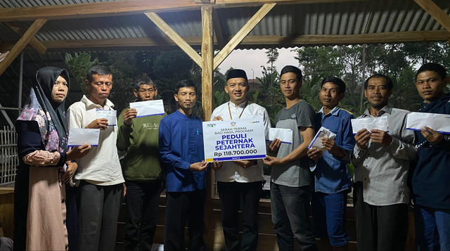 Serah Terima Bagi Hasil Program Peduli Peternak Sejahtera BInaan DT Peduli Garut (Sumber: DT Peduli)
