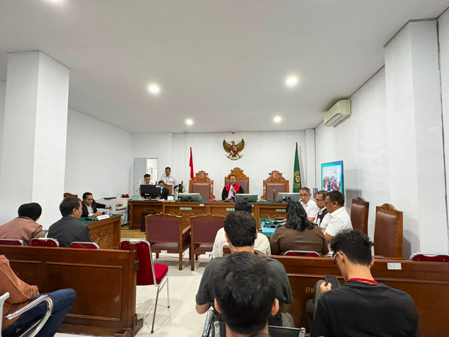 Sidang praperadilan Roy Suryo agenda jawaban termohon terkait penetapan tersangka dalam kasus dugaan fitnah dan pencemaran nama baik Presiden ke-7 RI, Joko Widodo di Pengadilan Negeri Jakarta Selatan, (13/7). Foto: Kevin Daniel/kumparan