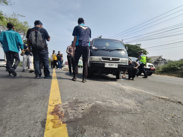 Polisi gelar olah TKP kecelakaan maut dari Tim TAA Polda Jabar dan satlantas Polres Indramayu pada Senin (13/7). Foto: Pandji/kumparan