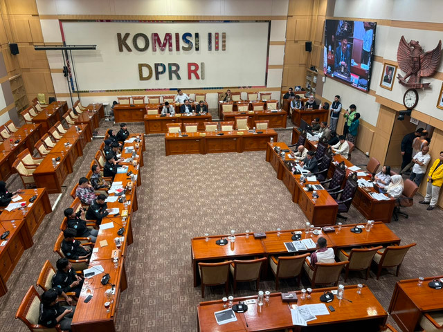 Suasana rapat dengar pendapat Komisi III DPR dengan akademisi dan mahasiswa terkait RUU Perampasan Aset di Kompleks Parlemen, Senayan, Jakarta, Senin (13/7). Foto: Nasywa Athifah/kumparan