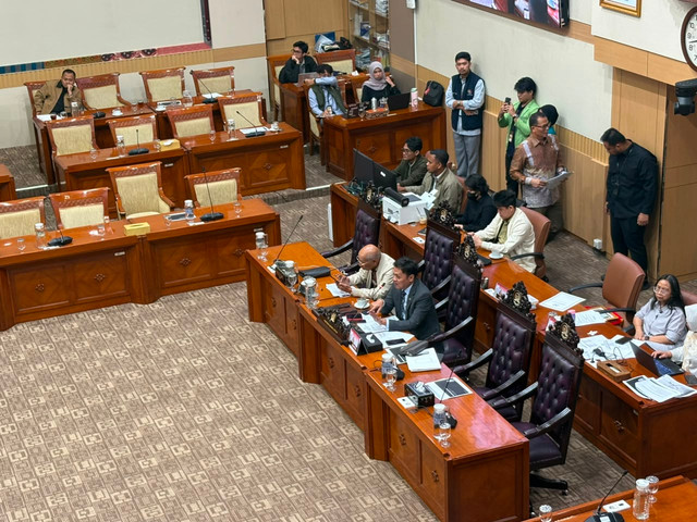 Suasana rapat dengar pendapat Komisi III DPR dengan akademisi dan mahasiswa terkait RUU Perampasan Aset di Kompleks Parlemen, Senayan, Jakarta, Senin (13/7). Foto: Nasywa Athifah/kumparan