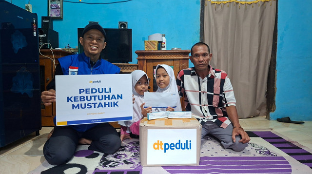 DT Peduli Bantu Penuhi Kebutuhan Dasar Dua Putri Kembar Siap yang tinggal di Desa Wanaraja, Wanaraja, Garut (Sumber: DT Peduli)