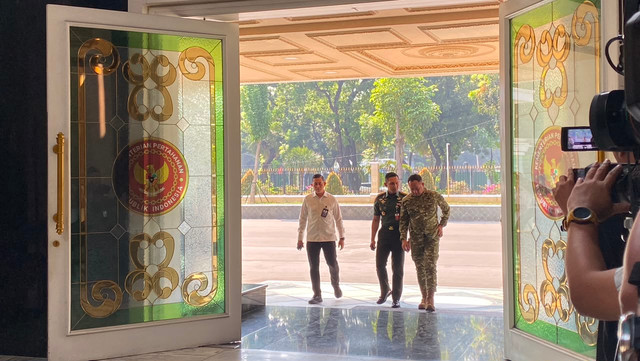 Panglima TNI, Jenderal TNI Agus Subiyanto Saat Tiba di Kantor Kementerian Pertahanan, Jakarta, Senin (13/7). Foto: Aditya Nugraha/kumparan