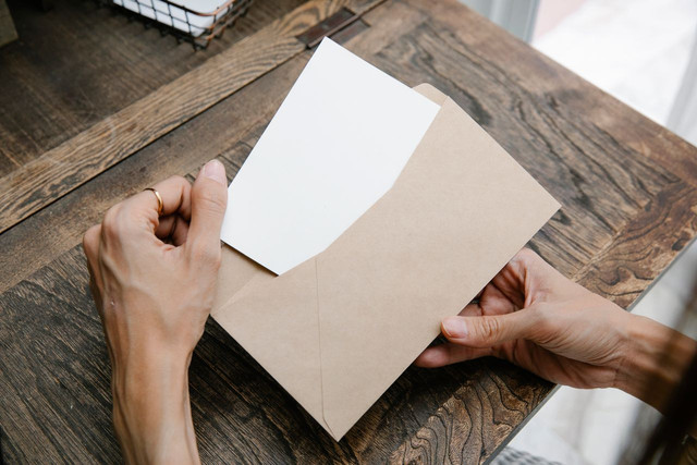 Ilustrasi membahas contoh surat permohonan narasumber. Foto: Pexels