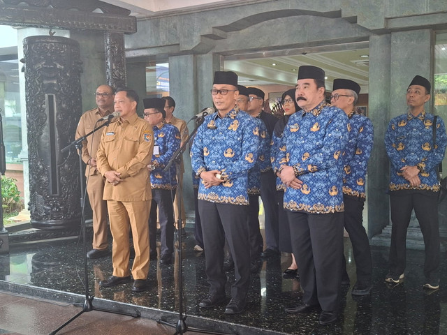 Konferensi Pers penyerahan lima unit ambulance dari Dewan Oengurus Korpri Nasional kepada Pemerintah Kab. Aceh Tamiang, Kab. Aceh Timur, Kab. Aceh Utara, Kab. Tapanuli Tengah, dan Kab. Agam di kantor Kementerian Dalam Negeri. Foto: Pradya Tirta/kumparan