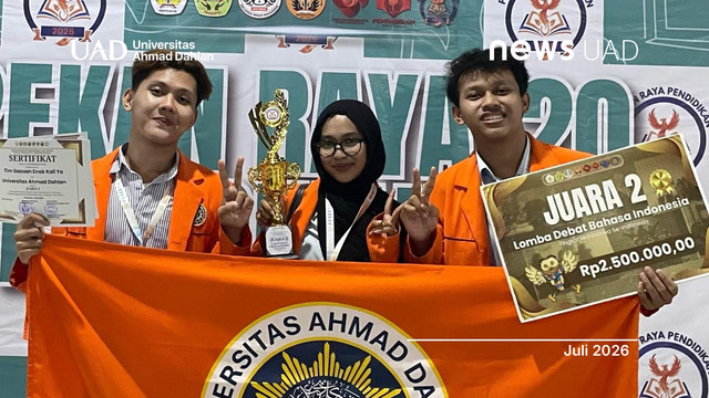 Tim Debat Universitas Ahmad Dahlan (UAD) juara 2 lomba debat bahasa Indonesia di Pontianak (Foto. Tim Debat UAD)