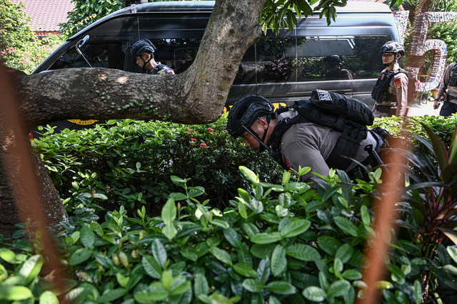 Personel Gegana Brimob Polda Metro Jaya melakukan penyisiran setelah adanya ancaman dugaan teror bom di SDN Srengseng Sawah 15 Pagi, Jagakarsa, Jakarta, Senin (13/7/2026). Foto: ANTARA FOTO/Fauzan