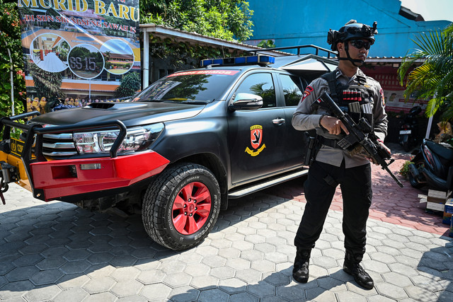 Personel Gegana Brimob Polda Metro Jaya berjaga saat proses penyisiran setelah adanya ancaman dugaan teror bom di SDN Srengseng Sawah 15 Pagi, Jagakarsa, Jakarta, Senin (13/7/2026), Foto: ANTARA FOTO/Fauzan