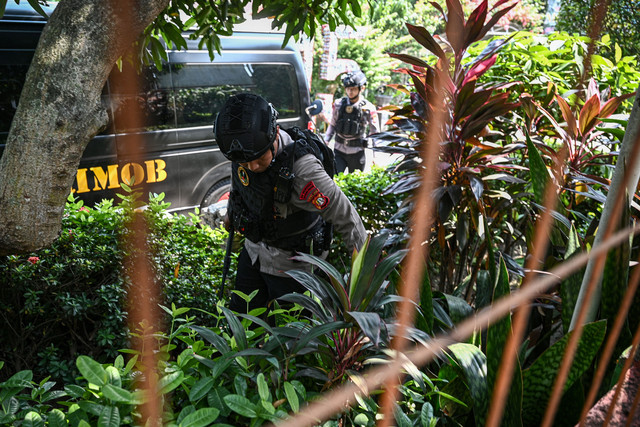 Personel Gegana Brimob Polda Metro Jaya berjaga saat proses penyisiran setelah adanya ancaman dugaan teror bom di SDN Srengseng Sawah 15 Pagi, Jagakarsa, Jakarta, Senin (13/7/2026). Foto: ANTARA FOTO/Fauzan