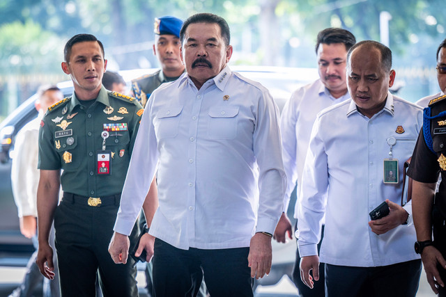 Jaksa Agung St Burhanuddin (tengah) berjalan masuk untuk mengikuti Rapat Satuan Tugas Pengawasan Kawasan Hutan (Satgas PKH) di Kementerian Pertahanan, Jakarta, Senin (13/7/2026). Foto: ANTARA FOTO/Bayu Pratama S