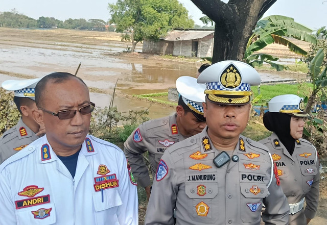 Kasubbid Gakkum Ditlantas Polda Jabar, AKBP Jimmy Manurung saat memberikan keterangan usai olah TKP di Desa Kiajaran Kulon, Kecamatan Lohbener, Kabupaten Indramayu. (13/7/2026). Foto: Panji Asmara/kumparan