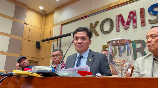 Ketua Komisi III DPR RI sekaligus Wakil Ketua Umum Partai Gerindra Habiburokhman gelar konferensi pers Komisi III DPR RI soal RUU Perampasan Aset di DPR, Senin (13/7). Foto: Abid Raihan/kumparan