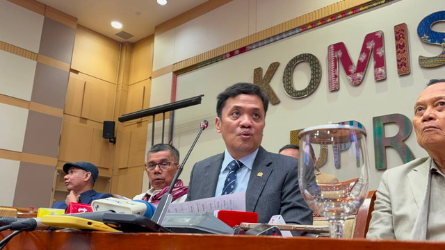 Ketua Komisi III DPR RI sekaligus Wakil Ketua Umum Partai Gerindra Habiburokhman gelar konferensi pers Komisi III DPR RI soal RUU Perampasan Aset di DPR, Senin (13/7). Foto: Abid Raihan/kumparan