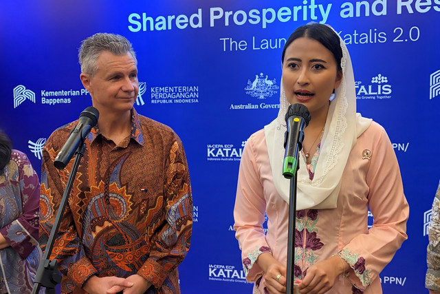 Wakil Menteri Perdagangan Dyah Roro Esti Widya Putri (kanan) memberikan keterangan pers usai menghadiri peluncuran Katalis 2.0 IEA-CEPA di Raffles Jakarta, Senin (13/7/2026). Foto: Najma Ramadhanya/kumparan
