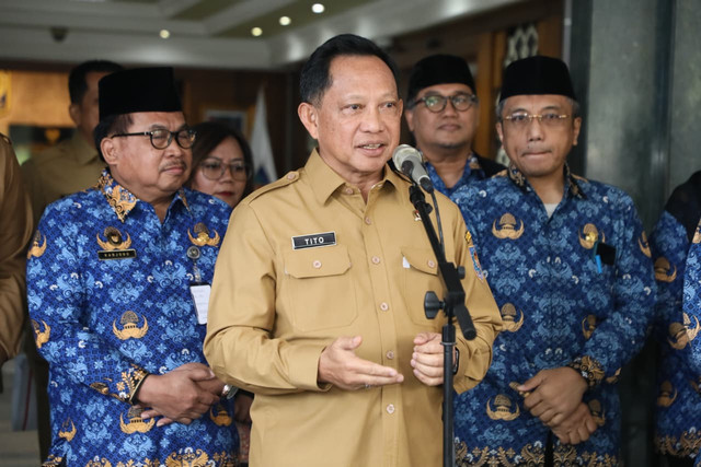 Kasatgas PRR Tito Karnavian terima bantuan lima mobil ambulans dari Korpri untuk mendukung pemulihan sektor kesehatan masyarakat pascabencana di Sumatera, Senin (13/7/2026). Foto: Dok. Satgas PRR