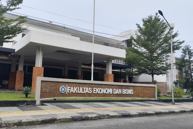 Fakultas Ekonomi dan Bisnis Universitas Sumatera Utara (USU) di Medan, Senin (13/7/2026). Foto: Amar Marpaung/kumparan