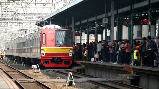 Sejumlah warga hendak menunggu gerbong KRL Commuter Line di Stasiun Manggarai. Foto: Iqbal Firdaus/Kumparan