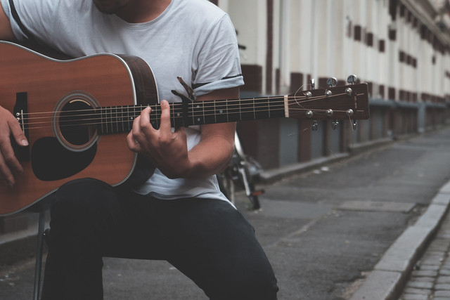 Ilustrasi Lirik Lagu Astaga Bercanda. Foto: Lachlan Ross/Pexels.com.