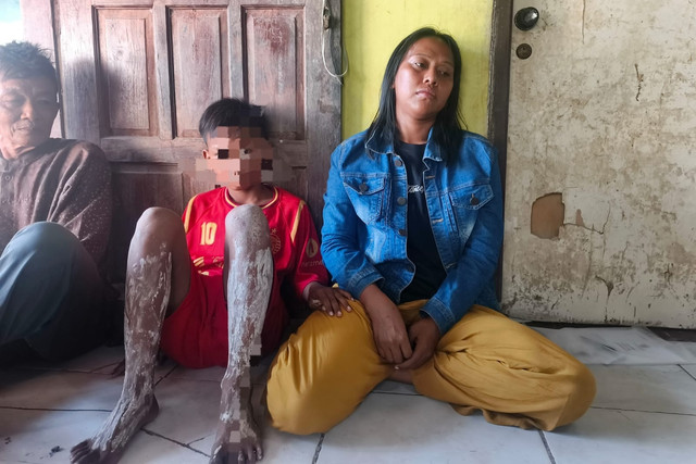 Nursela dan Taufik Hidayat warga yang selamat dari peristiwa maut di Pantura Indramayu, Senin (13/7/2026). Foto: kumparan