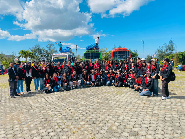 Para Mahasiswa KKN Tematik Gentaskin Pose Sebelum ke Lokasi. Foto: Dokumen Pribadi Vinsen Making