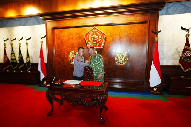Kapolri Jenderal Listyo Sigit Prabowo didampingi Panglima TNI Jenderal Agus Subiyanto dan Kepala Staff mengunjungi Mabes TNI di Cilangkap, Jakrta, Senin (13/7/2026).. Foto: Polri