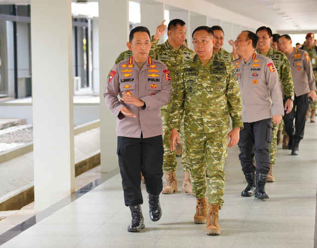 Kapolri Jenderal Listyo Sigit Prabowo didampingi Panglima TNI Jenderal Agus Subiyanto dan Kepala Staff mengunjungi Mabes TNI di Cilangkap, Jakrta, Senin (13/7/2026).. Foto: Polri