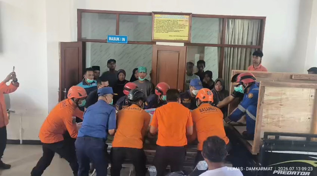ADS (35), pria penderita obesitas dengan berat badan sekitar 200 kilogram asal Banyuwangi, Jawa Timur meninggal dunia. Foto: Damkar Banyuwangi