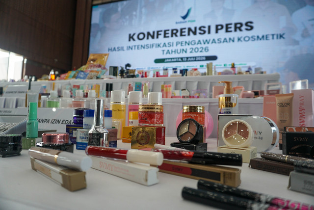 Kosmetik ilegal ditampilkan pada jumpa pers hasil intensifikasi pengawasan kosmetik di kantor BPOM, Jakarta, Senin (13/7/2026). Foto: Iqbal Firdaus/kumparan