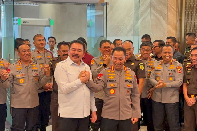 Jaksa Agung ST Burhanuddin berjabat tangan dengan Kapolri Jenderal Pol Listyo Sigit Prabowo usai melakukan pertemuan di Kejagung Agung, Jakarta, Senin (13/7/2026). Foto: Rayyan Farhansyah/kumparan