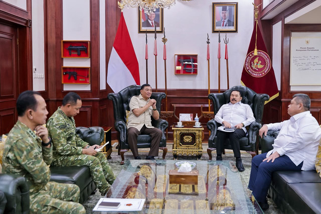 Jaksa Agung ST Burhanuddin bertemu Menteri Pertahanan Sjafrie Sjamsoeddin di Kementerian Pertahanan, Jakarta, Senin (13/7/2026). Foto: Kementerian Pertahanan RI