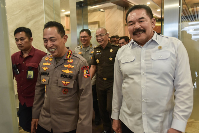 Kapolri Jenderal Polisi Listyo Sigit Prabowo (kiri) berjalan bersama Jaksa Agung ST Burhanuddin (kanan) usai memberikan keterangan pada pertemuan di Kejaksaan Agung, Jakarta, Senin (13/7/2026). Foto: Fakhri Hermansyah/ANTARA FOTO