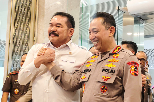 Kapolri Jenderal Polisi Listyo Sigit Prabowo (kanan) bersama Jaksa Agung ST Burhanuddin (kiri) melakukan salam komando usai pertemuan di Kejaksaan Agung, Jakarta, Senin (13/7/2026). Foto: Nadia Putri/ANTARA FOTO