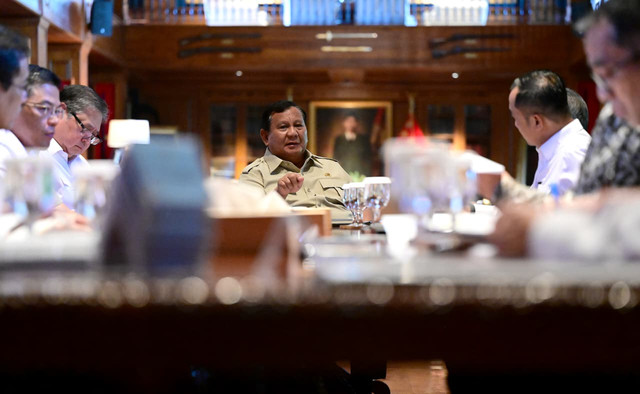 Presiden Prabowo Subianto menggelar rapat terbatas (Ratas) di Hambalang, Bogor, Senin (13/7/2026). Foto: Muchlis Jr/Biro Pers Sekretariat Presiden