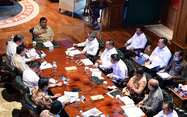 Presiden Prabowo Subianto menggelar rapat terbatas (Ratas) di Hambalang, Bogor, Senin (13/7/2026). Foto: Muchlis Jr/Biro Pers Sekretariat Presiden