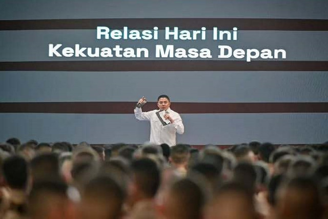Sekretaris Kabinet Teddy Indra Wijaya memberikan pembekalan kepada taruna di Akademi Militer, Magelang, Jawa Tengah, Senin (13/7/2026). Foto: Instagram/ @sekretariat.kabinet