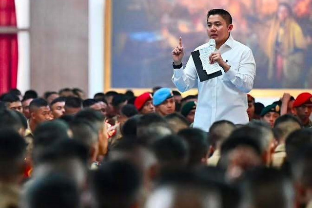Sekretaris Kabinet Teddy Indra Wijaya memberikan pembekalan kepada taruna di Akademi Militer, Magelang, Jawa Tengah, Senin (13/7/2026). Foto: Instagram/ @sekretariat.kabinet