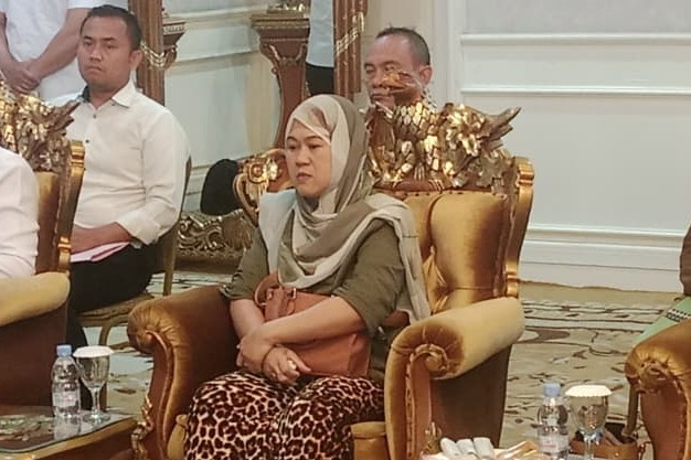 Bupati Cianjur Mohammad Wahyu Ferdian bertemu dengan Pekerja Migran Indonesia (PMI) asal Ciranjang yan viral di Pendopo Kabupaten Cianjur, Senin (13/7/2026). Foto: kumparan