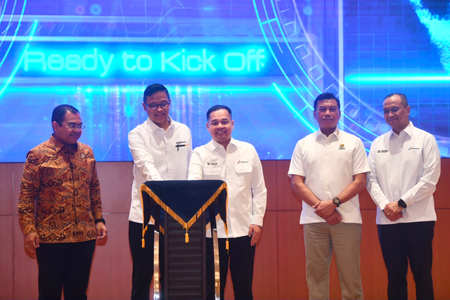 Direktur Jenderal Pajak Kementerian Keuangan Bimo Wijayanto (kedua dari kiri) bersama Direktur Keuangan PT Pertamina (Persero) Mega Satria (tengah), didampingi Inspektur Jenderal Kementerian ESDM Yudhiawan, Wakil Kepala BP BUMN Tedi Bharata, serta Direktur Transformasi dan Keberlanjutan Bisnis PT Pertamina (Persero) Agung Wicaksono berfoto bersama usai Kick Off Uji Coba Program Co-operative Compliance melalui Penerapan Tax Control Framework dan Integrasi Data Perpajakan di Gedung Direktorat Jenderal Pajak, Jakarta pada Senin (13/7/2026). Foto: Dok. Pertamina