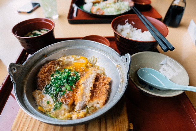 Ilustrasi menu Nikudon Kimukatsu. Foto: Unsplash.com/Tayawee Supan