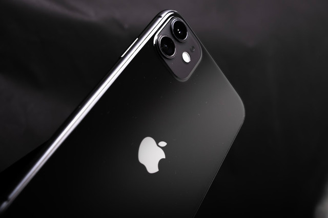 Ilustrasi Rumor iPhone Flip. Foto: Unsplash.com/Lal MAHAMMAD