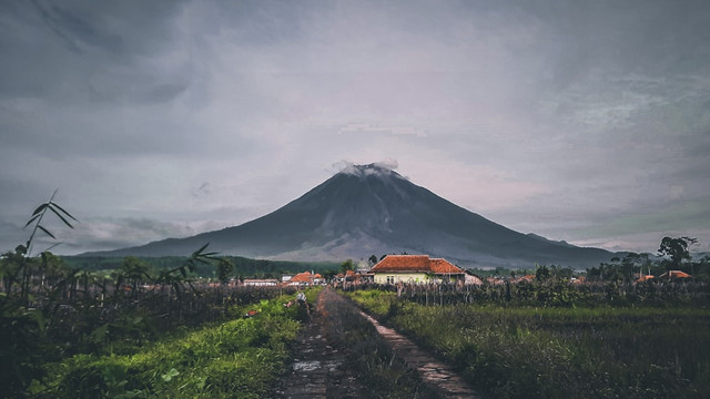 Ilustrasi. Legenda Gunung Semeru Foto: Unsplash/Ibnu Al Rasyid
