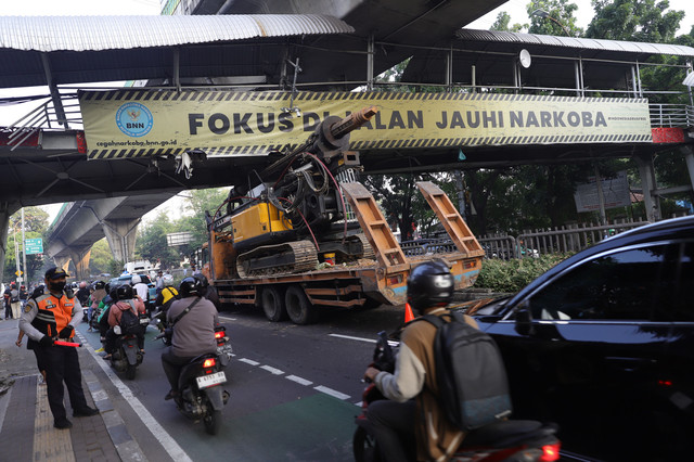 Kondisi jembatan penyeberangan orang (JPO) di Jalan Kapten Tendean, Jakarta, nyaris roboh setelah tertabrak truk bermuatan alat berat, Selasa (14/7/2026). Salah satu tiang penyangga JPO bergeser sekitar tiga meter akibat benturan tersebut. Foto: Jamal Ramadhan/kumparan