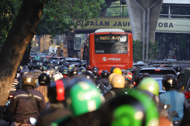 Kondisi jembatan penyeberangan orang (JPO) di Jalan Kapten Tendean, Jakarta, nyaris roboh setelah tertabrak truk bermuatan alat berat, Selasa (14/7/2026). Salah satu tiang penyangga JPO bergeser sekitar tiga meter akibat benturan tersebut. Foto: Jamal Ramadhan/kumparan